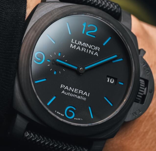 The all-black design endows the timepiece with strong taste.