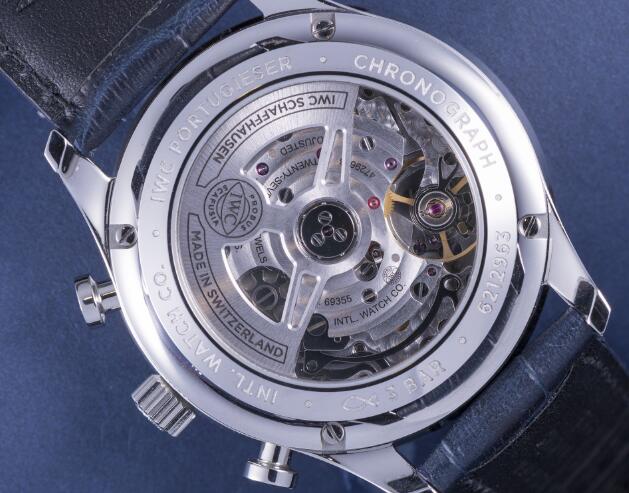 The movement can be viewed through the transparent sapphire back.