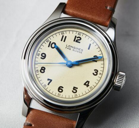The blue hands are contrasted to the beige dial.