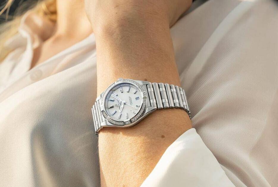 The stainless steel fake watch has a white dial.